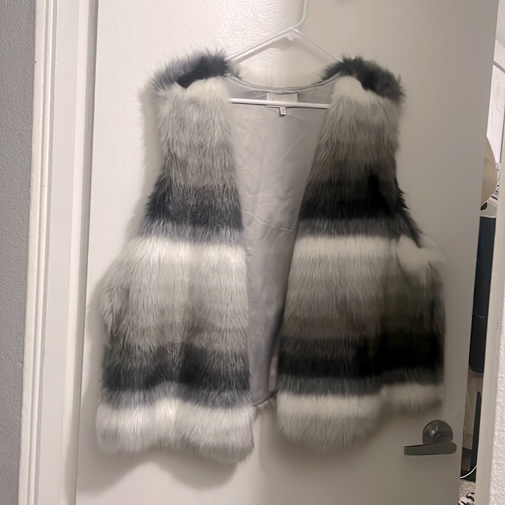2x faux fur vest